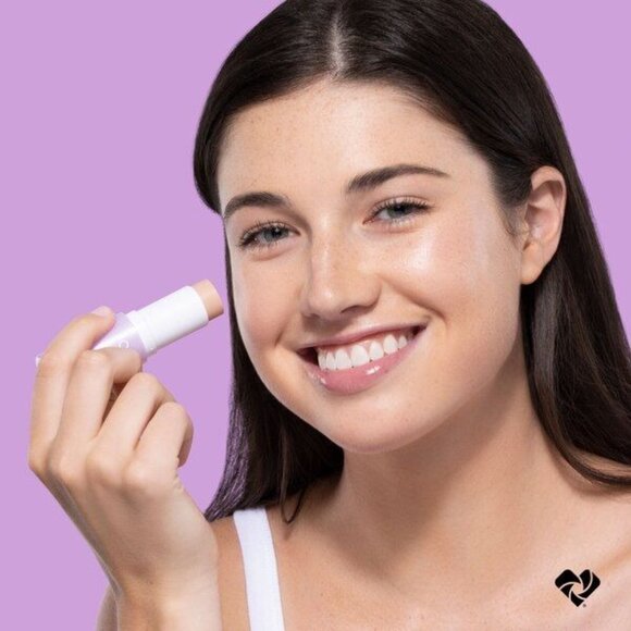 JOAH Crystal Glow Tinted Luminizer Stick, Light TW010 - Picture 6 of 8